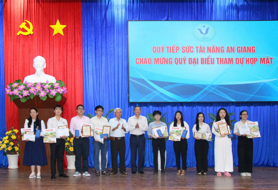 Quỹ Tiếp sức tài năng An Giang họp mặt trao khen thưởng các cá nhân, sinh viên xuất sắc tiêu biểu và trao hỗ trợ sinh viên năm học 2024 - 2025. (Ảnh: Trọng Nhân)
