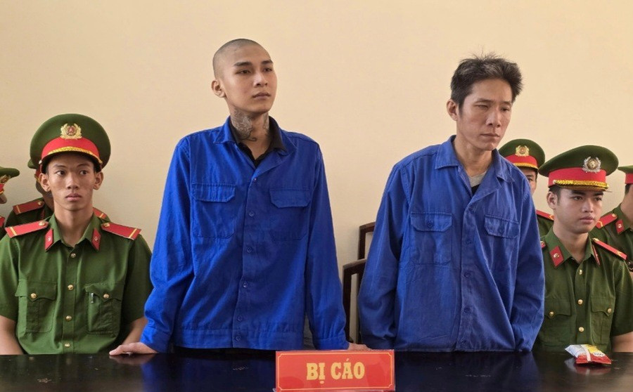 Hai cha con Trung và Thành lĩnh án 26 năm về tội "Giết người". Ảnh: Văn Vũ.
