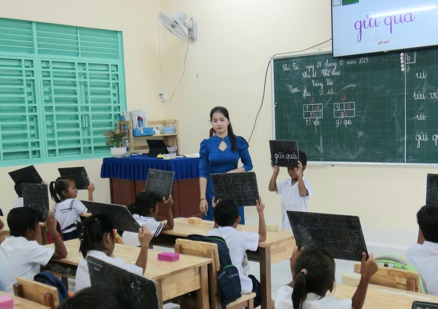 Cô giáo trẻ Nèang Lai My trong giờ lên lớp.