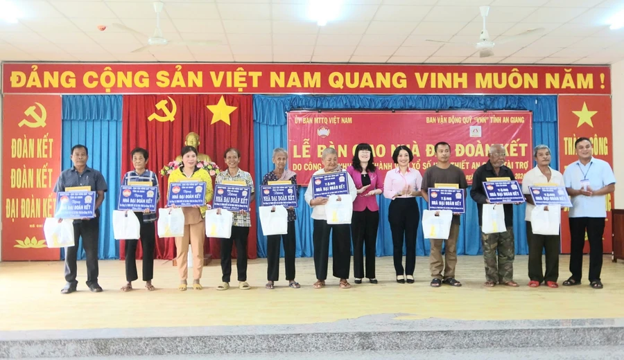 An Giang bàn giao 50 căn nhà Đại đoàn kết cho hộ nghèo huyện miền núi Tri Tôn.