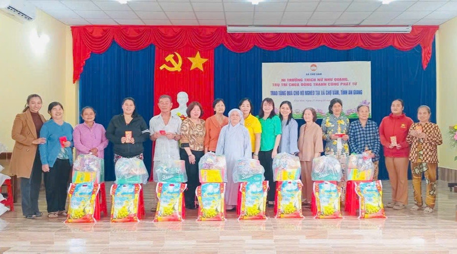 Trao quà cho hộ khó khăn trên địa bàn tỉnh An Giang.