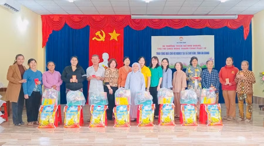 Trao quà cho hộ khó khăn trên địa bàn tỉnh An Giang.