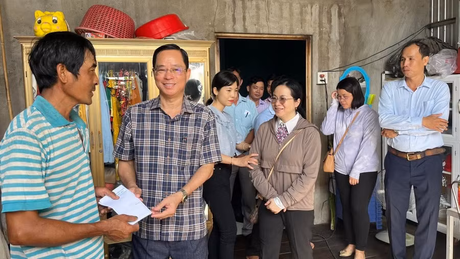 Lãnh đạo một số xã, phường tỉnh An Giang thăm hỏi, trao hỗ trợ các hộ dân bị hư hỏng nhà ở do ảnh hưởng giông lốc. 