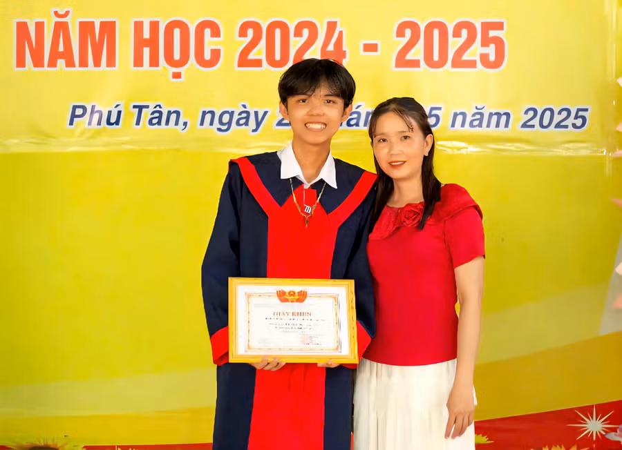 Nam sinh Hồ Vĩ Quốc và mẹ. Ảnh: NVCC.