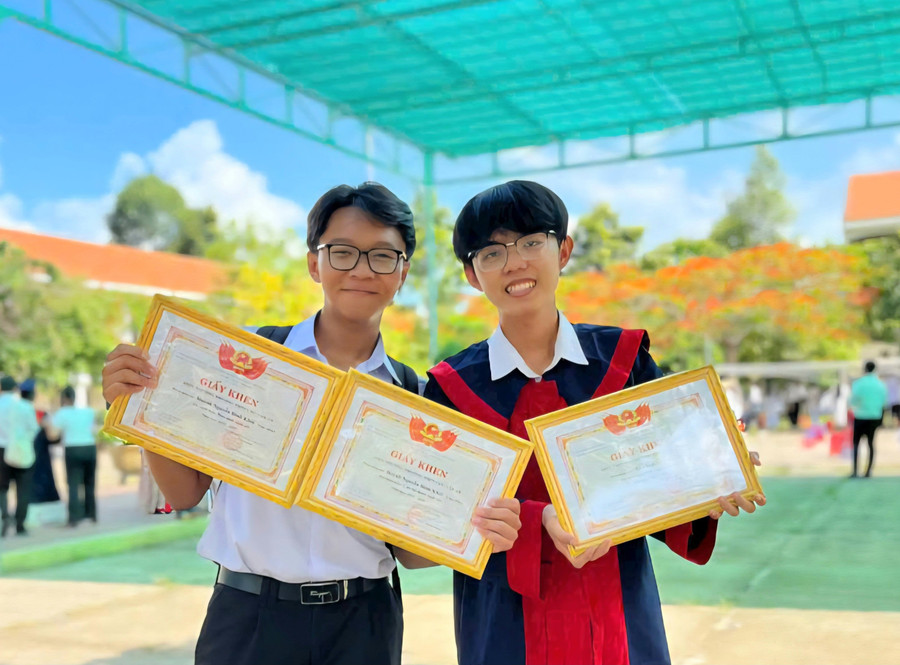 សិស្សប្រុស Ho Vi Quoc (ស្តាំ) និងមិត្តរួមថ្នាក់។ រូបថត៖ NVCC។ 1000047624.jpg