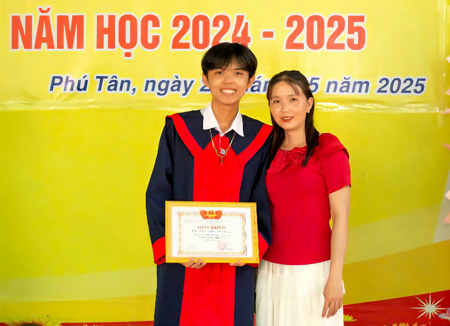 Nam sinh Hồ Vĩ Quốc và mẹ. Ảnh: NVCC.