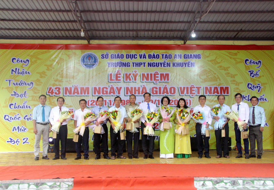 Đại diện Trường THPT Nguyễn Khuyến tặng hoa tri ân các thế hệ lãnh đạo. 