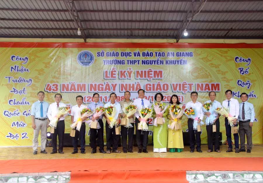 Đại diện Trường THPT Nguyễn Khuyến tặng hoa tri ân các thế hệ lãnh đạo. 