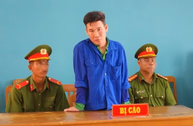 Dùng dao đâm nhiều người trọng thương Lê Thanh Tổng bị tuyên phạt 12 năm tù. (Ảnh: Văn Vũ).