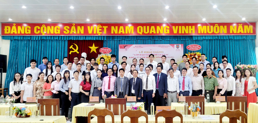 Đại biểu và học viên lớp đào tạo tại Lễ khai giảng.