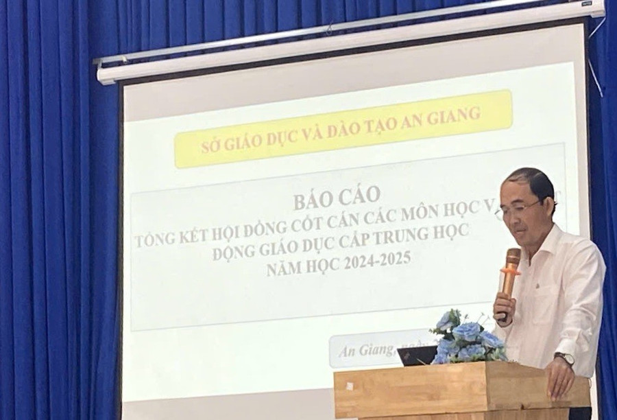 Ông Hồ Văn Được, Phó trưởng Phòng Giáo dục Trung học - Giáo dục Thường xuyên báo cáo tổng kết hoạt động năm học 2024 - 2025. Ảnh: Trọng Nhân. 1000044969.jpg