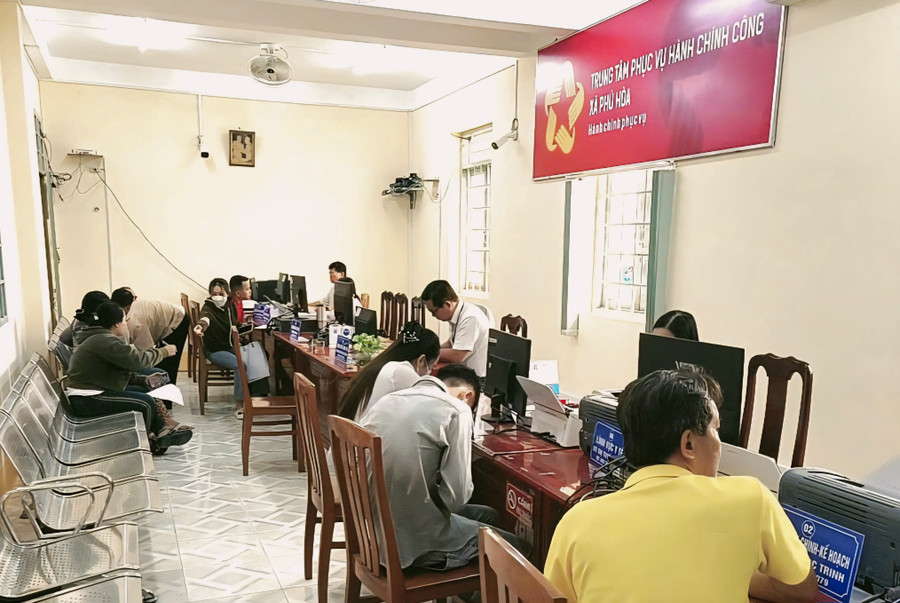 Cán bộ, công chức làm việc tại bộ phận tiếp nhận và trả kết quả xã Phú Hòa (Thoại Sơn, An Giang). (Ảnh: Trọng Nhân) 1000044971.jpg