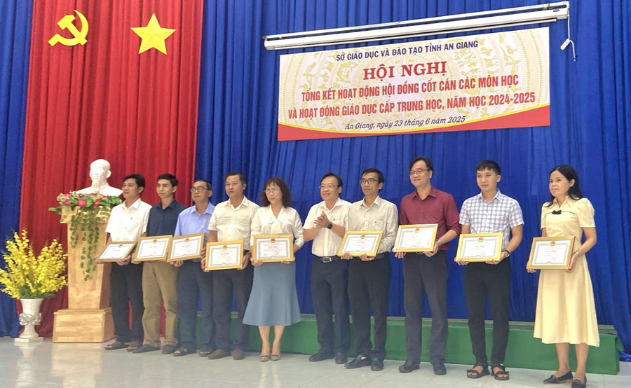 Trao khen thưởng các cá nhân có thành tích hoàn thành xuất sắc nhiệm vụ công tác chuyên môn. Ảnh: Trọng Nhân. 1000044978.jpg