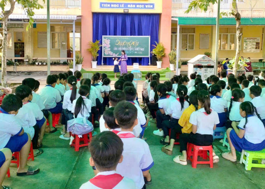 Nhiều trường học ở An Giang quyên góp ủng hộ đồng bào vùng bão lũ.