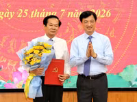 Ông Nguyễn Duy Ngọc, Trưởng Ban Tổ chức Trung ương trao quyết định cho ông Đỗ Thanh Bình giữ chức Bí thư Thành ủy Cần Thơ nhiệm kỳ 2025 - 2030. Ảnh: MT.