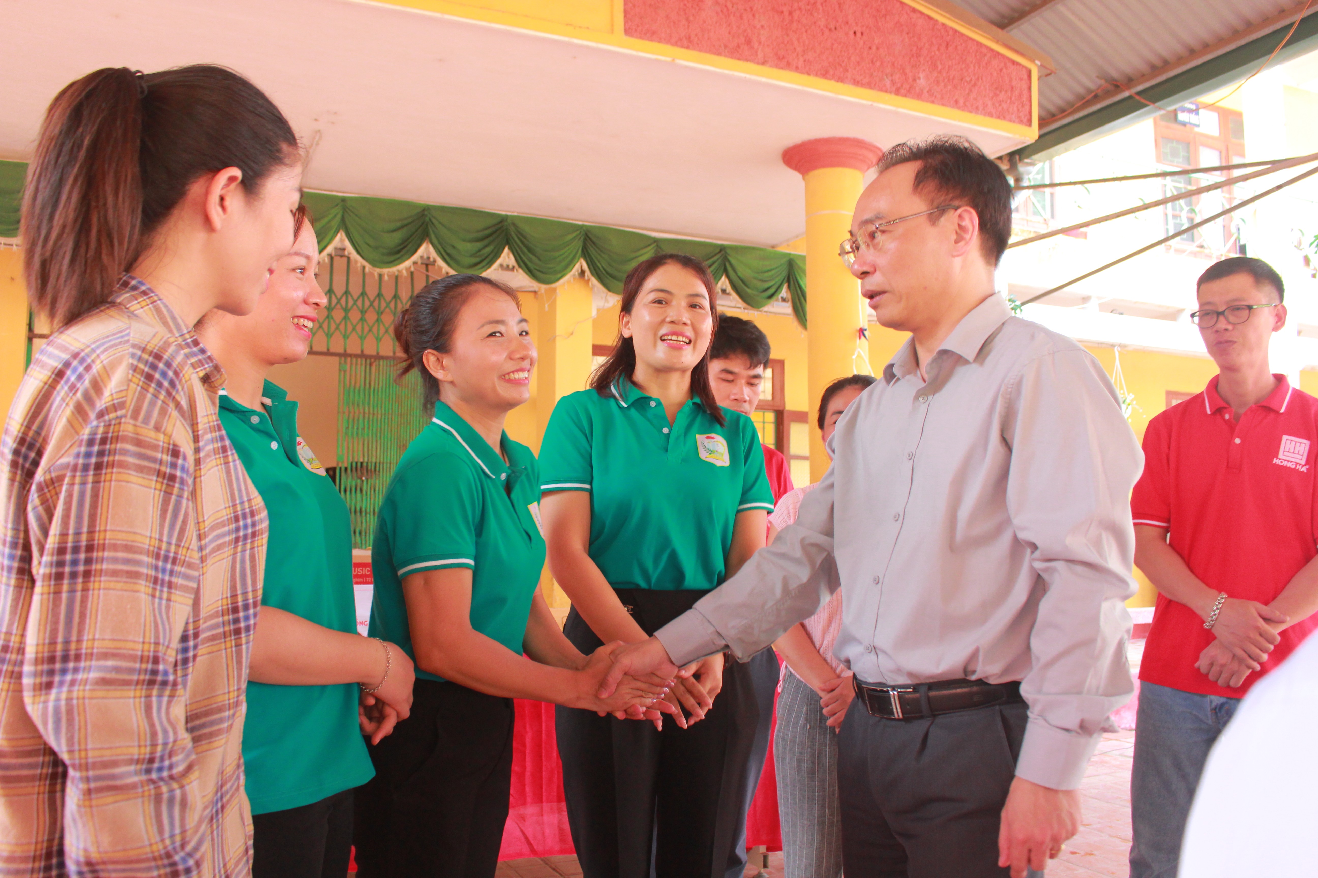 Thứ trưởng Hoàng Minh Sơn động viên các cán bộ, giáo viên tại Trường THCS Túc Duyên, TP Thái Nguyên.