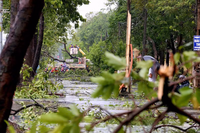 Sau 1 ngày đêm bão Kajiki quần thảo ở Nghệ An, sáng 26/8, gió ở nhiều khu vực bắt đầu giảm, tuy nhiên vẫn còn mưa nặng hạt. Bão đi qua, để lại là một khung cảnh tan hoang, ngổn ngang khắp các tuyến phố. (Ảnh: Phạm Tâm) hauqua-12.jpg