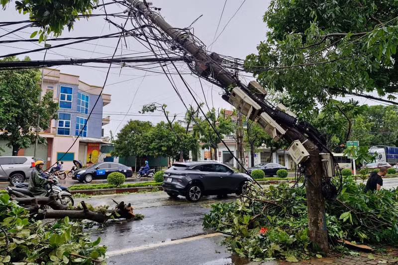 Cột điện ở phường Thành Vinh bị bão quật gãy, sà dây điện xuống đường. hauqua-5.jpg