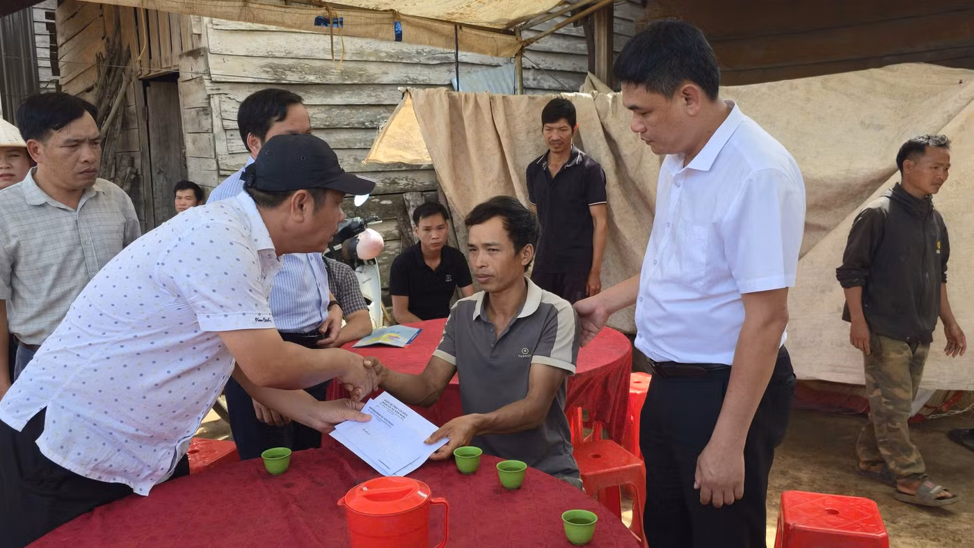 Chính quyền địa phương thăm hỏi, động viên và hỗ trợ các gia đình nạn nhân sau vụ đuối nước.