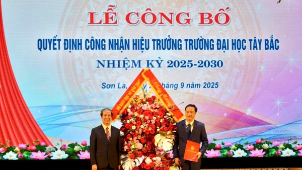 Bộ trưởng Nguyễn Kim Sơn tặng hoa và trao quyết định công nhận Hiệu trưởng Trường Đại học Tây Bắc.