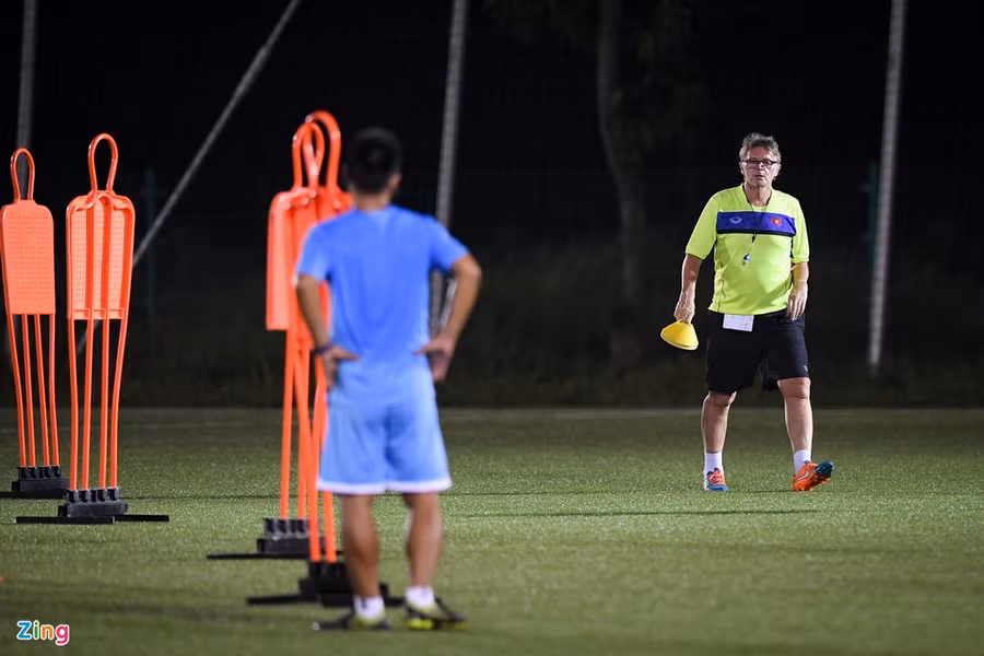 U19 Viet Nam luyen quan luc nua dem anh 2