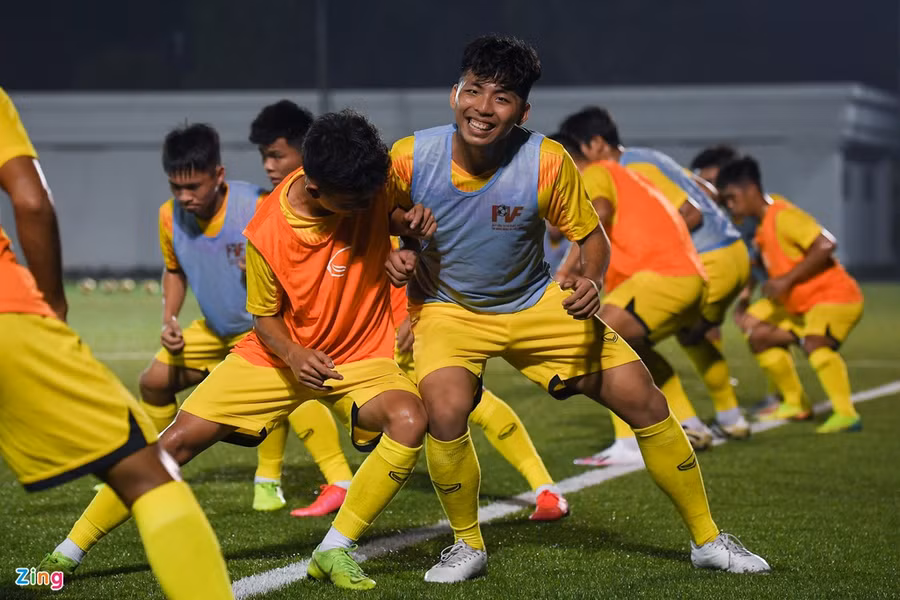 U19 Viet Nam luyen quan luc nua dem anh 9
