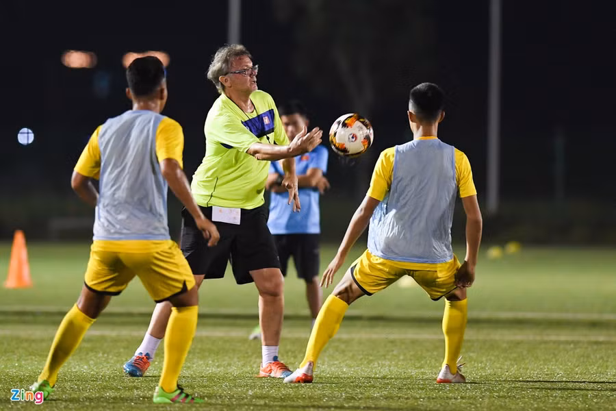 U19 Viet Nam luyen quan luc nua dem anh 3