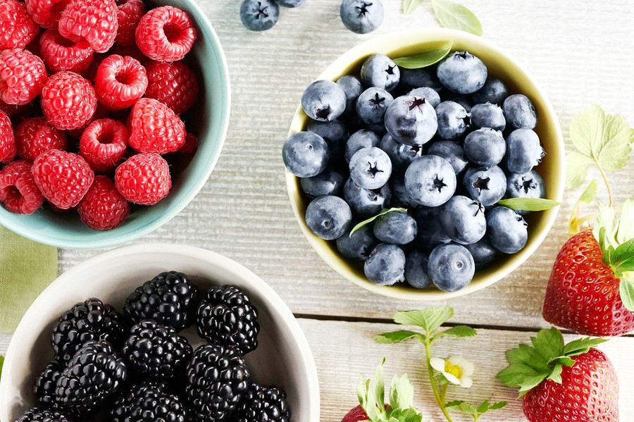 Trái cây ít đường: Chuối giàu carbohydrate giúp mang lại năng lượng nhanh chóng. Quả mọng như dâu tây, quả việt quất, quả mâm xôi… là nguồn chất chống oxy hóa bảo vệ tế bào khỏi sự tấn công từ gốc tự do. Ảnh: Driscoll's. Trái cây ít đường: Chuối giàu carbohydrate giúp mang lại năng lượng nhanh chóng. Quả mọng như dâu tây, quả việt quất, quả mâm xôi… là nguồn chất chống oxy hóa bảo vệ tế bào khỏi sự tấn công từ gốc tự do. Ảnh: Driscoll's.