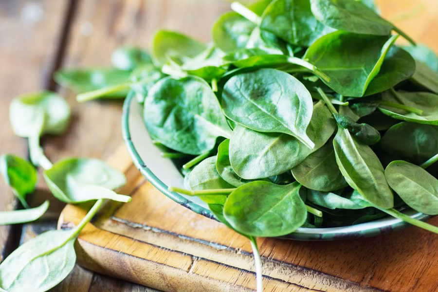 Rau xanh: Nhiều gymer ăn nhiều thực phẩm cung cấp protein, carbohydrate mà quên mất rau xanh cũng không thể thiếu trong tập luyện thể hình. Rau màu xanh đậm dồi dào vitamin, khoáng chất và chất chống oxy hóa có lợi cho cơ bắp. Ảnh: Medical News Today.