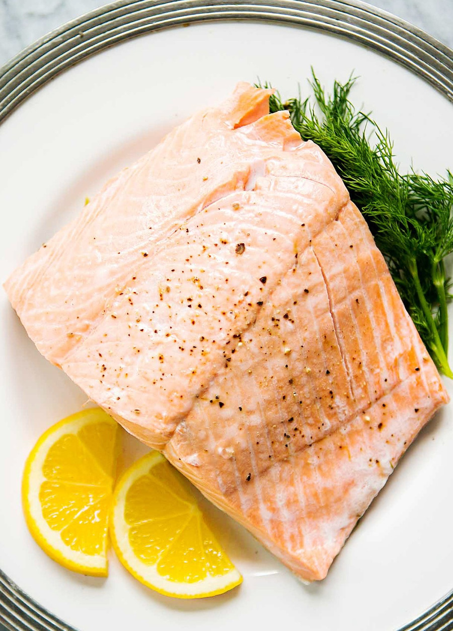 Cá hồi: Bên cạnh hàm lượng protein cao, acid béo omega-3 trong cá hồi là dưỡng chất tốt cho tim mạch, đồng thời làm giảm sự phân giải protein, từ đó phục hồi cơ bắp sau buổi tập. Ảnh: Men's Journal, Simply Recipes. Cá hồi: Bên cạnh hàm lượng protein cao, acid béo omega-3 trong cá hồi là dưỡng chất tốt cho tim mạch, đồng thời làm giảm sự phân giải protein, từ đó phục hồi cơ bắp sau buổi tập. Ảnh: Men's Journal, Simply Recipes.