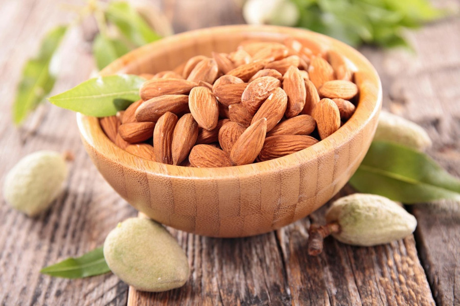 Hạnh nhân: Hạnh nhân chứa vitamin E là chất chống oxy hóa, ngăn chặn sự tấn công của gốc tự do, đẩy nhanh trạng thái phục hồi của cơ thể. Ảnh: The Daily Meal. Hạnh nhân: Hạnh nhân chứa vitamin E là chất chống oxy hóa, ngăn chặn sự tấn công của gốc tự do, đẩy nhanh trạng thái phục hồi của cơ thể. Ảnh: The Daily Meal.