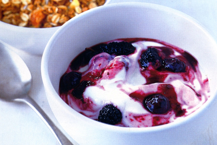 Sữa chua: Không chỉ là món ăn vặt thơm ngon, sữa chua còn cung cấp protein, carbohydrate giúp tạo ra năng lượng khi tập luyện. Ngoài ra, sữa chua có nhiều lợi khuẩn probiotic cần thiết cho đường ruột và hệ tiêu hóa. Ảnh: Taste. Sữa chua: Không chỉ là món ăn vặt thơm ngon, sữa chua còn cung cấp protein, carbohydrate giúp tạo ra năng lượng khi tập luyện. Ngoài ra, sữa chua có nhiều lợi khuẩn probiotic cần thiết cho đường ruột và hệ tiêu hóa. Ảnh: Taste.