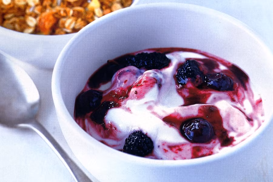 Sữa chua: Không chỉ là món ăn vặt thơm ngon, sữa chua còn cung cấp protein, carbohydrate giúp tạo ra năng lượng khi tập luyện. Ngoài ra, sữa chua có nhiều lợi khuẩn probiotic cần thiết cho đường ruột và hệ tiêu hóa. Ảnh: Taste.