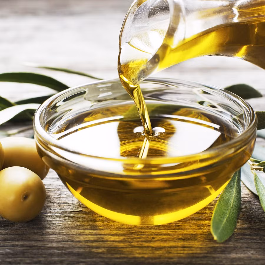 Dầu olive: Bổ sung nhiều chất béo không bão hòa lành mạnh có tác dụng chống dị hóa là quá trình mô cơ bị tiêu giảm và yếu đi. Ảnh: Pinterest, Fruitman Sam.