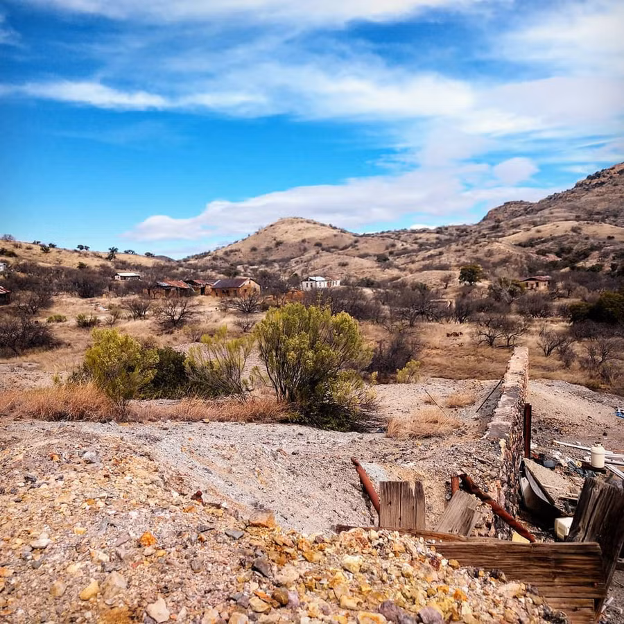 Ruby, Arizona là thành phố ma được bảo tồn tốt nhất ở Tây Nam nước Mỹ. Du khách có thể tham quan 25 tòa nhà bị bỏ hoang, bao gồm nhà tù, trường học và nhà ở. Với tài nguyên khoáng sản phong phú, Ruby thu hút nhiều người tìm đến khai thác. Sau khi các mỏ bị ngừng, thành phố chính thức bị bỏ hoang năm 1940. Ảnh: Thedreadedsunshi, 85701. Ruby, Arizona là thành phố ma được bảo tồn tốt nhất ở Tây Nam nước Mỹ. Du khách có thể tham quan 25 tòa nhà bị bỏ hoang, bao gồm nhà tù, trường học và nhà ở. Với tài nguyên khoáng sản phong phú, Ruby thu hút nhiều người tìm đến khai thác. Sau khi các mỏ bị ngừng, thành phố chính thức bị bỏ hoang năm 1940. Ảnh: Thedreadedsunshi, 85701.