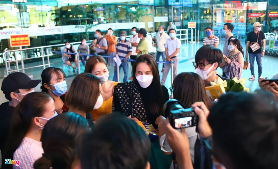 Thủy Tiên xúc động trước tình cảm của người hâm mộ. Ảnh: Quỳnh Danh. Thủy Tiên xúc động trước tình cảm của người hâm mộ. Ảnh: Quỳnh Danh.