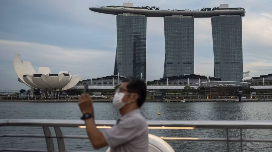 Khu Marina Bay Sands đã lấy đi nhiều khách hàng của đường Orchard. Ảnh: AP.