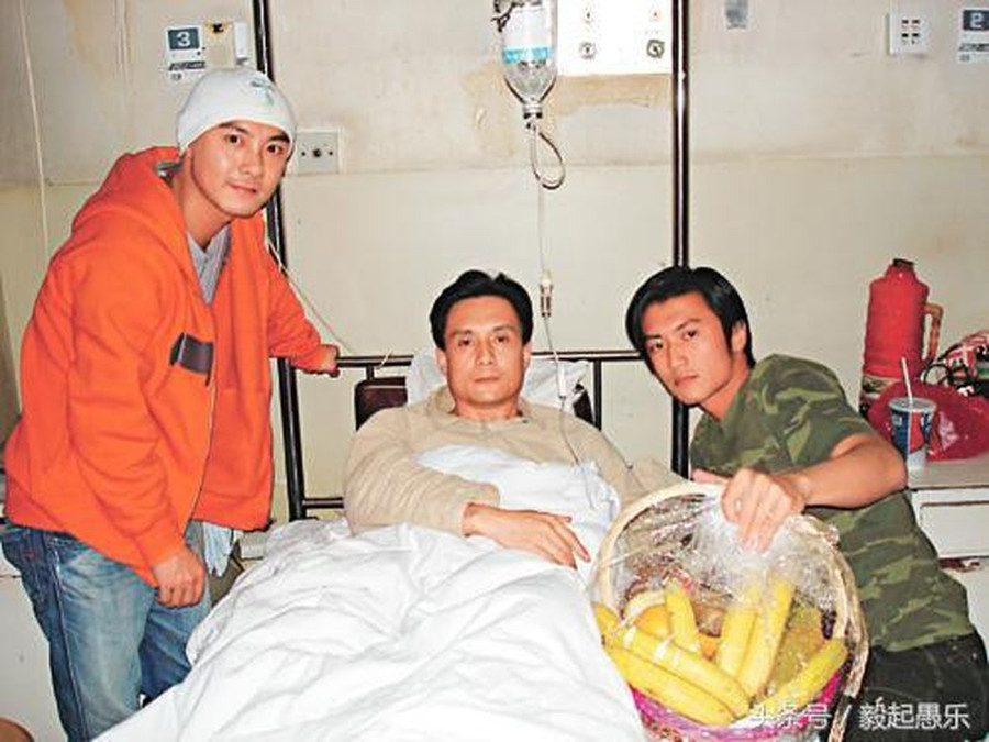 Hai nghệ sĩ trẻ đến bệnh viện thăm đàn anh để xoa dịu truyền thông và làn sóng phẫn nộ của khán giả. Hai nghệ sĩ trẻ đến bệnh viện thăm đàn anh để xoa dịu truyền thông và làn sóng phẫn nộ của khán giả.