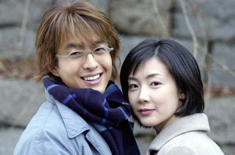 Bae Yong Joon khẳng định vị trí của mình ở làng giải trí Hàn Quốc bằng danh xưng "ông hoàng Hallyu" sau bộ phim Bản tình ca mùa đông. Bae Yong Joon khẳng định vị trí của mình ở làng giải trí Hàn Quốc bằng danh xưng "ông hoàng Hallyu" sau bộ phim Bản tình ca mùa đông.