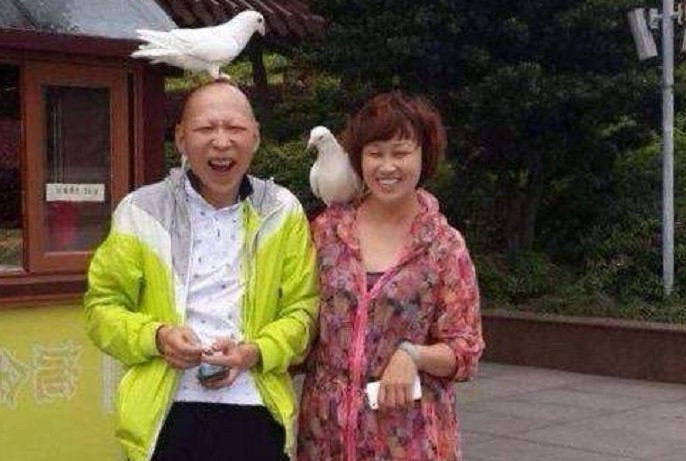 Nam diễn viên có cuộc sống viên mãn, bình dị bên vợ và con gái. Nam diễn viên có cuộc sống viên mãn, bình dị bên vợ và con gái.