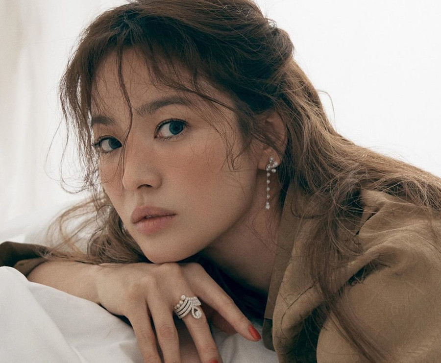 Song Hye Kyo muốn tránh xa thị phi nhưng cô liên tục bị lùm xùm không hay bủa vây. Song Hye Kyo muốn tránh xa thị phi nhưng cô liên tục bị lùm xùm không hay bủa vây.