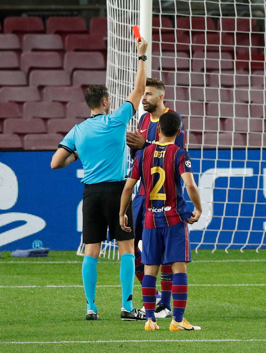 Cách biệt 3 bàn khiến hàng thủ Barca chơi có phần chủ quan. Phút 68, Pique nhận thẻ đỏ trực tiếp từ trọng tài vì lỗi kéo ngã tiền đạo đội khách trong vùng cấm.