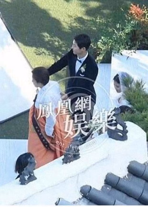 Ảnh hiếm hoi của mẹ Song Hye Kyo trong lễ cưới con gái.