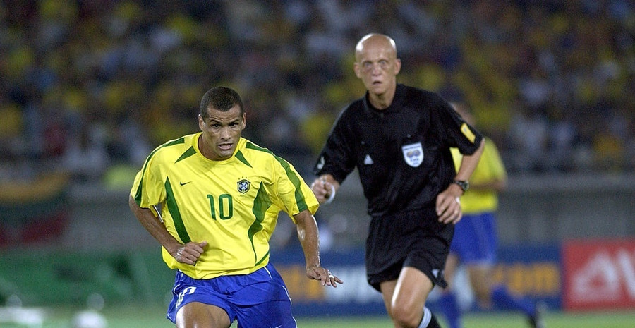 Trọng tài Collina xử lý dũng cảm trong trận chung kết World Cup 2002 ảnh 1