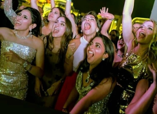 Đam mê tiệc tùng: Isha Ambani thường xuyên tổ chức tiệc tùng cùng bạn bè. Đám cưới của cô vào năm 2018 được mệnh danh là bữa tiệc của năm tại Ấn Độ. Đám cưới hoành tráng này bắt đầu với hàng loạt sự kiện trước lễ cưới. Tuy nhiên, hồi tháng 3, Isha vấp phải chỉ trích khi tổ chức một bữa tiệc quy mô lớn trong bối cảnh Ấn Độ và nhiều quốc gia khác đang thực hiện các biện pháp khuyến khích giãn cách xã hội nhằm ngăn chặn đại dịch Covid-19. Ảnh: Instagram. Đam mê tiệc tùng: Isha Ambani thường xuyên tổ chức tiệc tùng cùng bạn bè. Đám cưới của cô vào năm 2018 được mệnh danh là bữa tiệc của năm tại Ấn Độ. Đám cưới hoành tráng này bắt đầu với hàng loạt sự kiện trước lễ cưới. Tuy nhiên, hồi tháng 3, Isha vấp phải chỉ trích khi tổ chức một bữa tiệc quy mô lớn trong bối cảnh Ấn Độ và nhiều quốc gia khác đang thực hiện các biện pháp khuyến khích giãn cách xã hội nhằm ngăn chặn đại dịch Covid-19. Ảnh: Instagram.