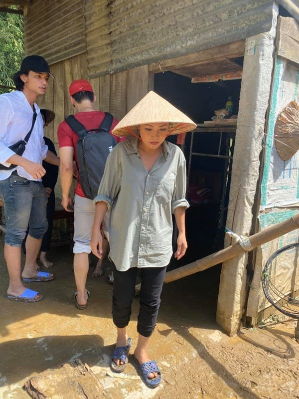 Phương Thanh trong chuyến đi về miền Trung. Ảnh: FBNV.