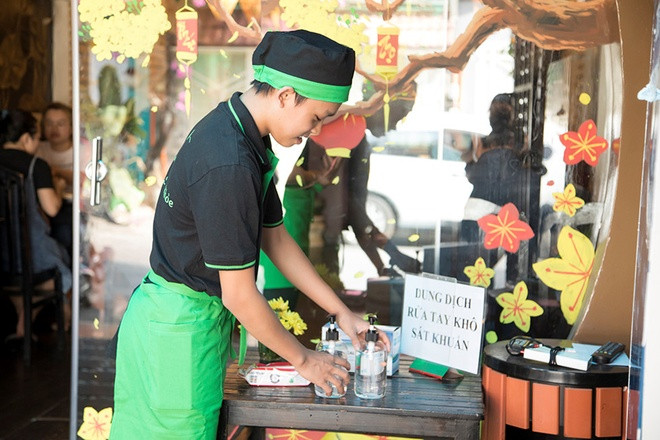 Hồ Văn Cường vẫn rửa chén, phục vụ ở nhà hàng chay. Hồ Văn Cường vẫn rửa chén, phục vụ ở nhà hàng chay.