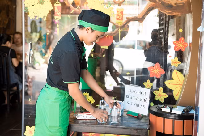 Hồ Văn Cường vẫn rửa chén, phục vụ ở nhà hàng chay.