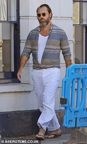 Jude Law xuề xòa khó nhận ra. Ảnh: Dailymail.