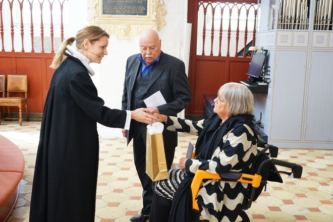 Cặp vợ chồng "yêu lại từ đầu", tái hôn sau 55 năm ly dị ảnh 2 Cặp vợ chồng "yêu lại từ đầu", tái hôn sau 55 năm ly dị ảnh 2